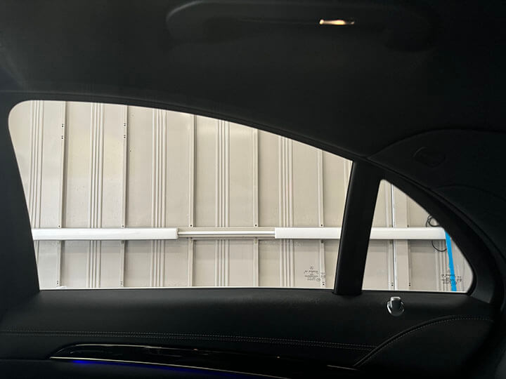 令和5年BMW4シリーズのカーフィルム施工前内側の右後ろドアガラス
